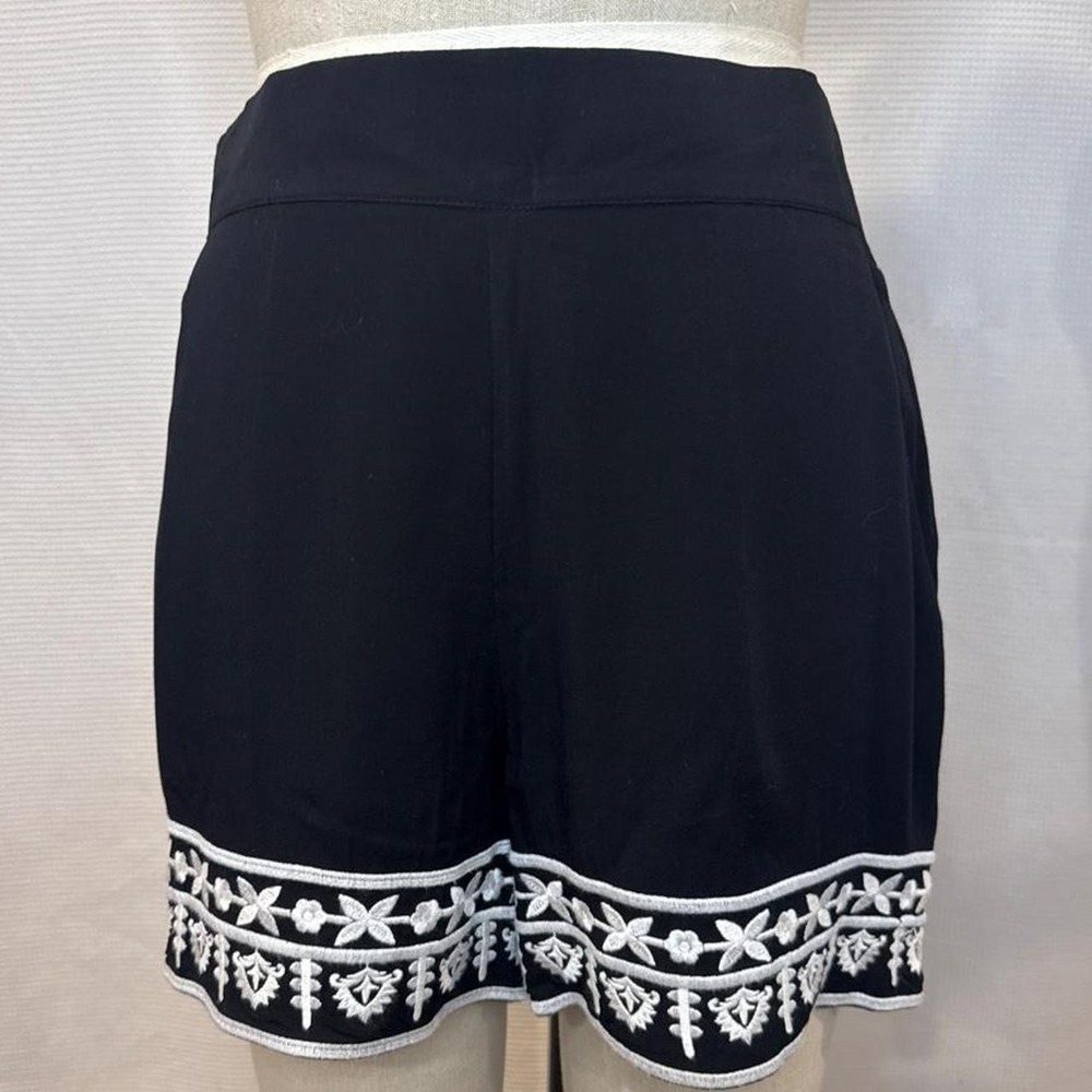 Gianni Bini Black Embroidered Hem Shorts High Waist Rayon Boho Floral Small